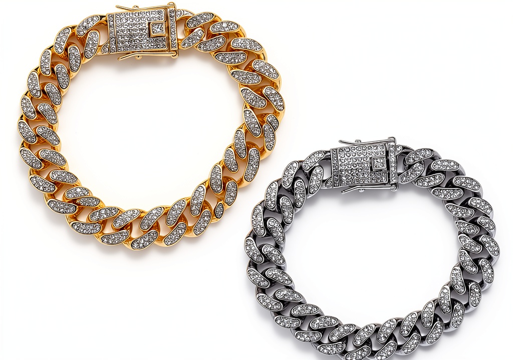 DKJEkdje cat chain collar with rhinestones on a playful kitten